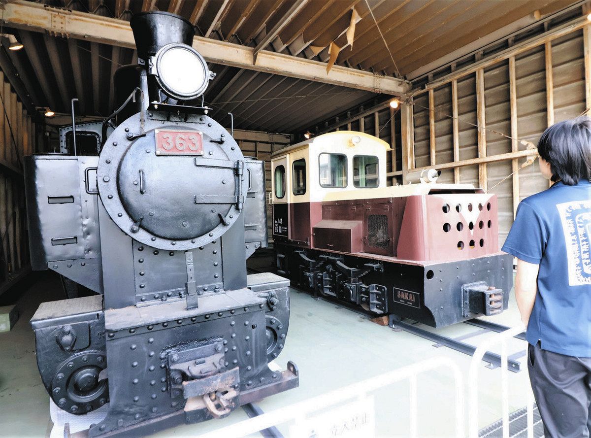鶴ケ島市役所敷地内で展示・保管されていた蒸気機関車（左）とディーゼル機関車（8日撮影）