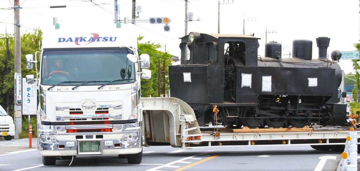 大型トラックで公道を搬送される蒸気機関車「オリバー」＝いずれも鶴ケ島市で（画像一部加工） 