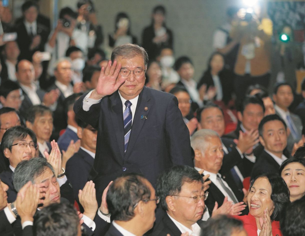 自民党の新総裁に選出され、拍手に応える石破茂氏=27日、東京・永田町の党本部で（佐藤哲紀撮影）