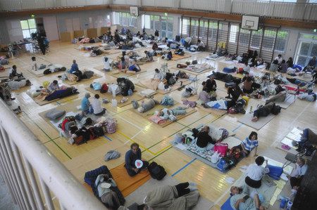 多くの住民が避難し、満員状態の忽戸体育館＝１２日、千葉県南房総市で