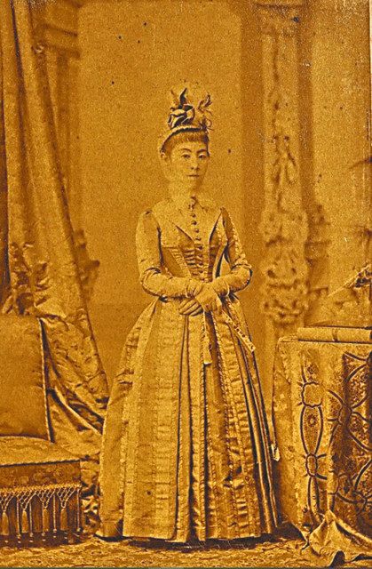 美子皇后の最古の洋装写真。明治２０年ごろの着用とみられる＝個人蔵