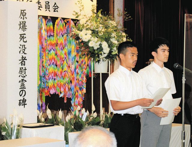 平和への誓いを述べる県立熊谷高校の（左から）井上さん、鈴木さん　