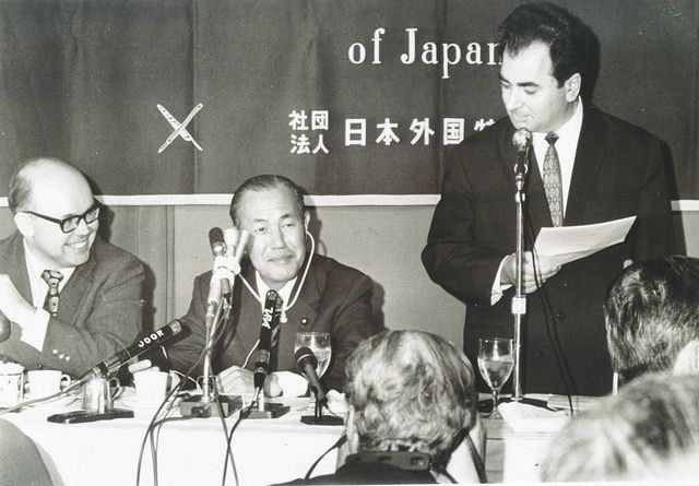 日本外国特派員協会の会見(報道昼食会)で質問に答える田中角栄首相(当時)=1974年10月撮影(同協会提供)1