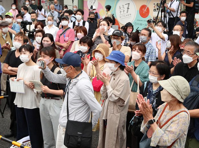 参院選がスタートし、街頭演説に耳を傾ける人たち＝2022年6月22日、東京都内で、沢田将人撮影（一部画像処理）