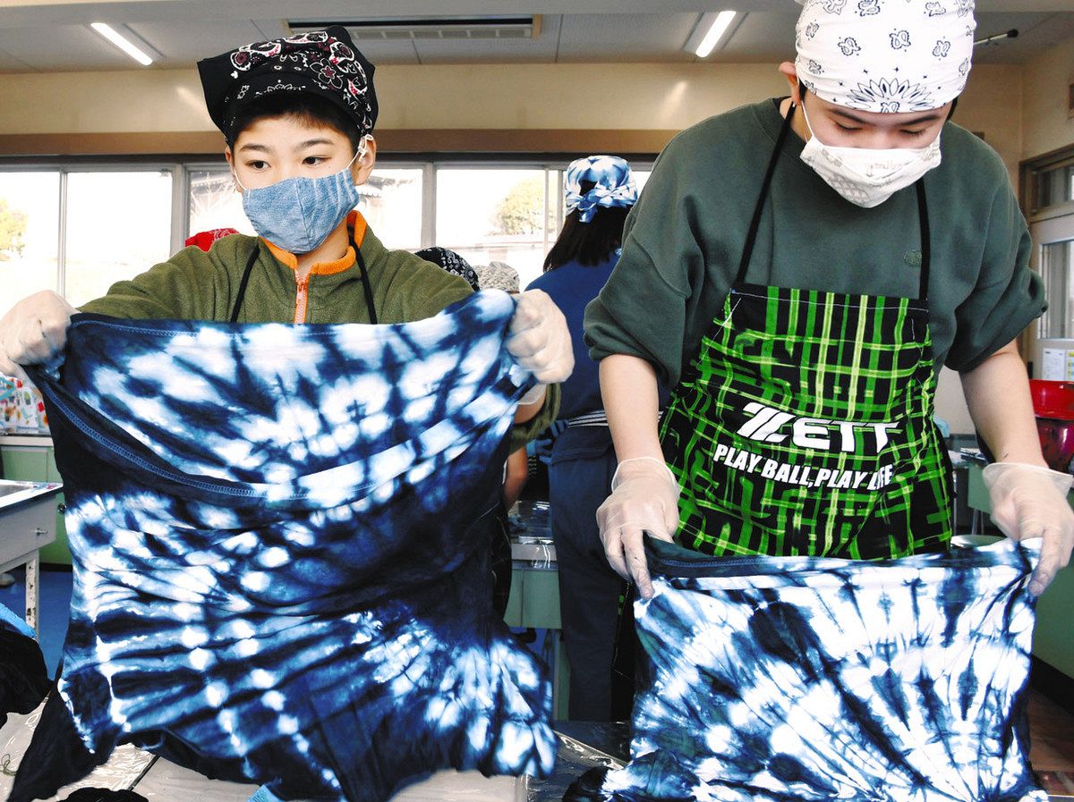 染め抜いた郷土「藍」 神崎の児童らがTシャツ制作 発酵マラソンで着て