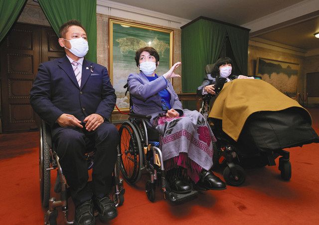 バリアフリー化に向けて衆院本会議場を視察した（左から）立憲民主党の横沢高徳氏と大河原雅子氏、れいわ新選組の木村英子氏＝１３日、国会で