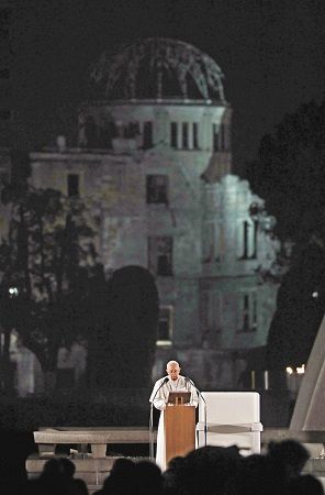 広島市の平和記念公園で演説するローマ教皇フランシスコ。後方は原爆ドーム＝２４日夜
