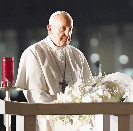 広島市の平和記念公園で献花するローマ教皇フランシスコ