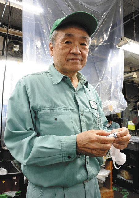 工場で自社の製品を手にする木村洋一さん＝トキワ精機で 