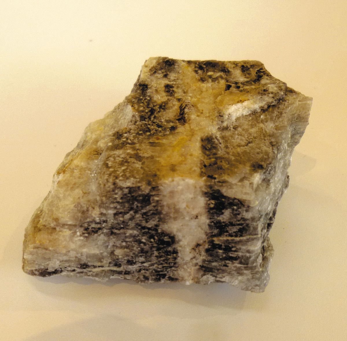 土鍋の原料「ペタライト」入手難に中国の影？ 調達先がジンバブエから