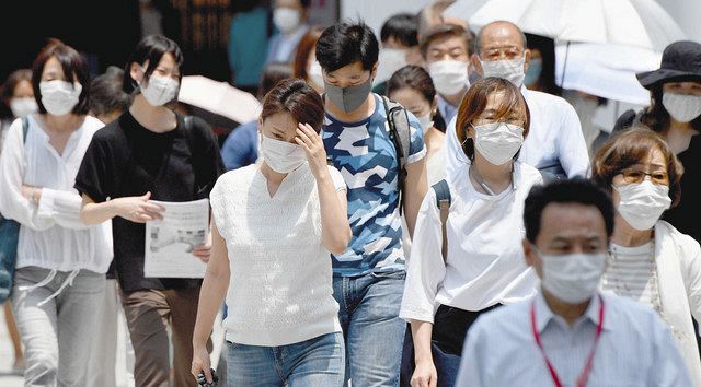 強い日差しの中をマスク姿で歩く人たち＝東京・銀座で（潟沼義樹撮影）