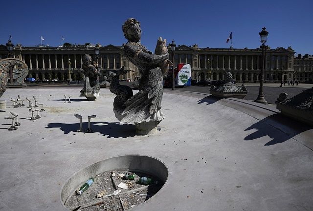 ﻿水が枯れた、パリのコンコルド広場の噴水＝AP