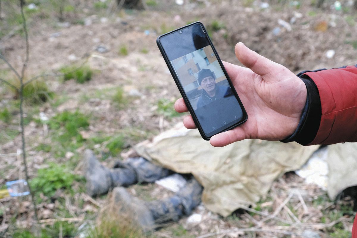 2022年に志葉玲さんがウクライナ・プチャを訪れた際、市民は遺体のそばでその人の遺影を見せた＝志葉さん撮影