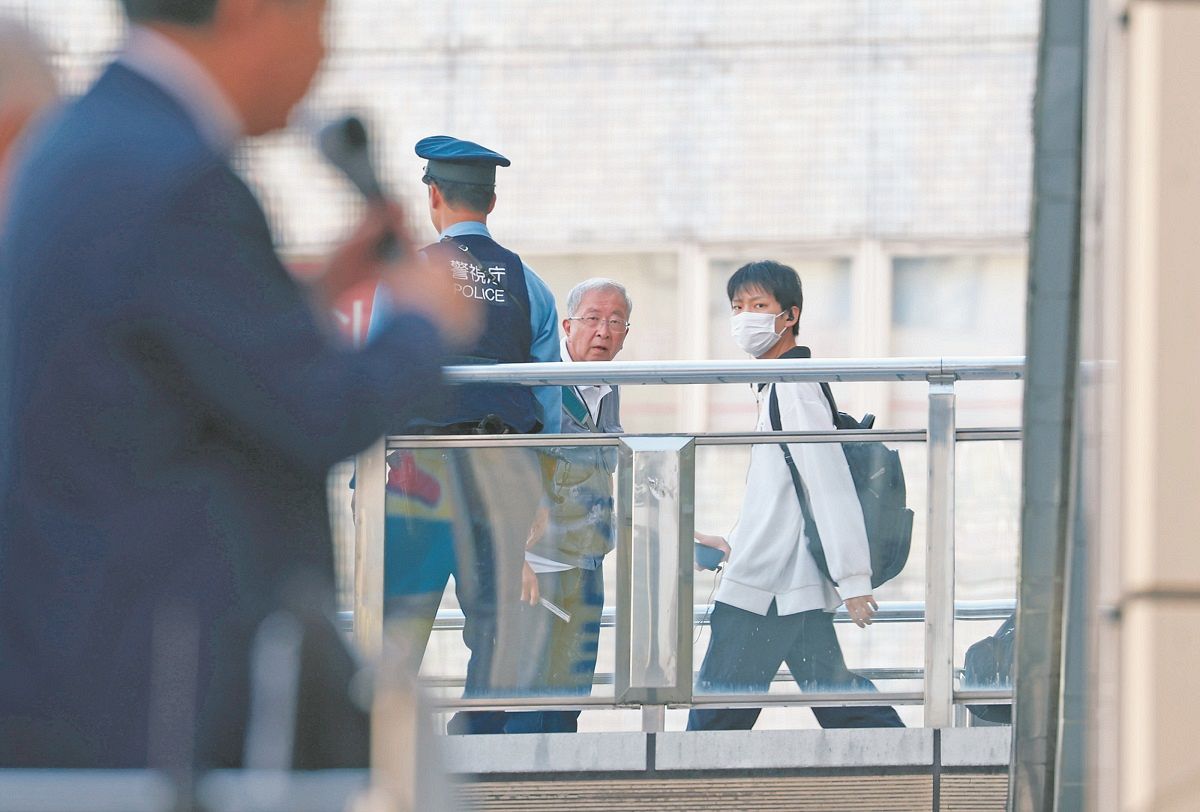 東京都内で演説に耳を傾ける人たち（平野皓士朗撮影）