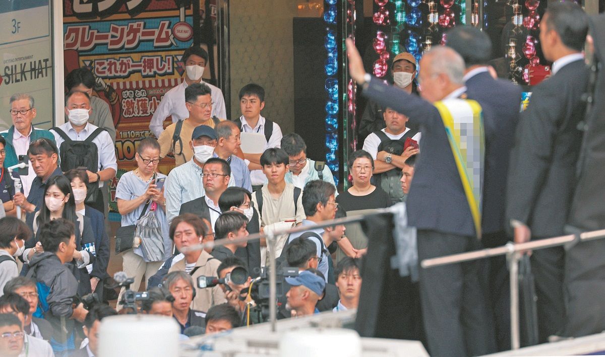 東京都内で候補者の演説を聞く有権者ら（平野皓士朗撮影）