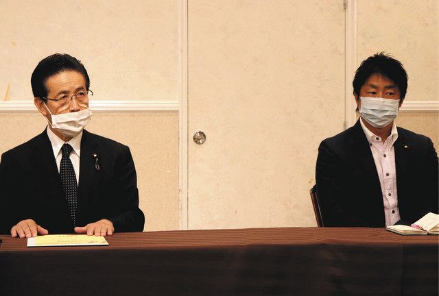 結成大会後、記者の質問を受ける長谷川会長（左）と後藤幹事長＝高崎市で
