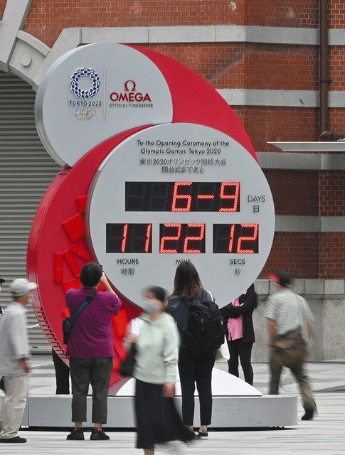 東京駅前に設置された東京五輪のカウントダウン時計＝６日、東京都千代田区で