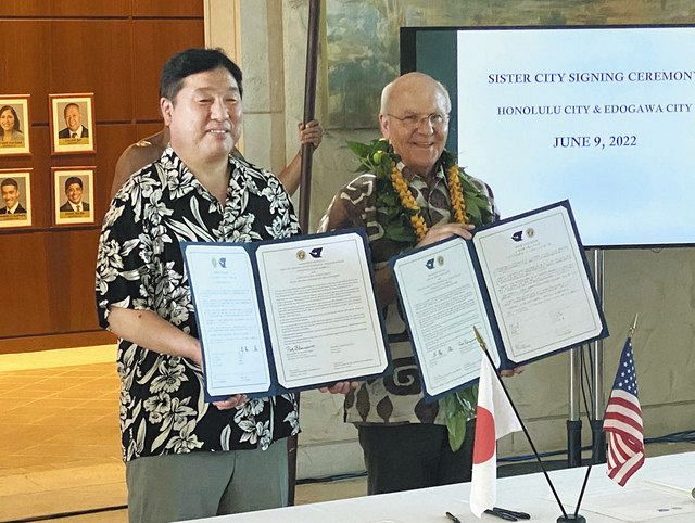 Mayor Rick Blangiardi and Mayor Saito signed the agreement in Honolulu (provided by Edogawa Ward)