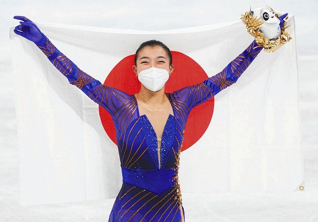 フィギュアスケート女子　笑顔で日の丸を掲げる坂本花織