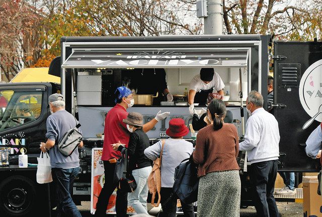 町内の秋まつりに派遣され、人気を博したキッチンカー＝１２日、八千代町で（同町提供） 