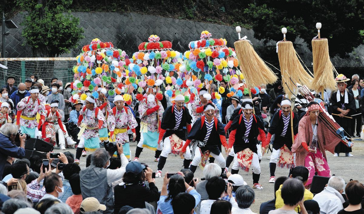 天狗やおかめ、88人11演目で奇抜な行進… 6年ぶり「山北のお峰入り」 来場者「自然と音色 心洗われる」：東京新聞 TOKYO Web