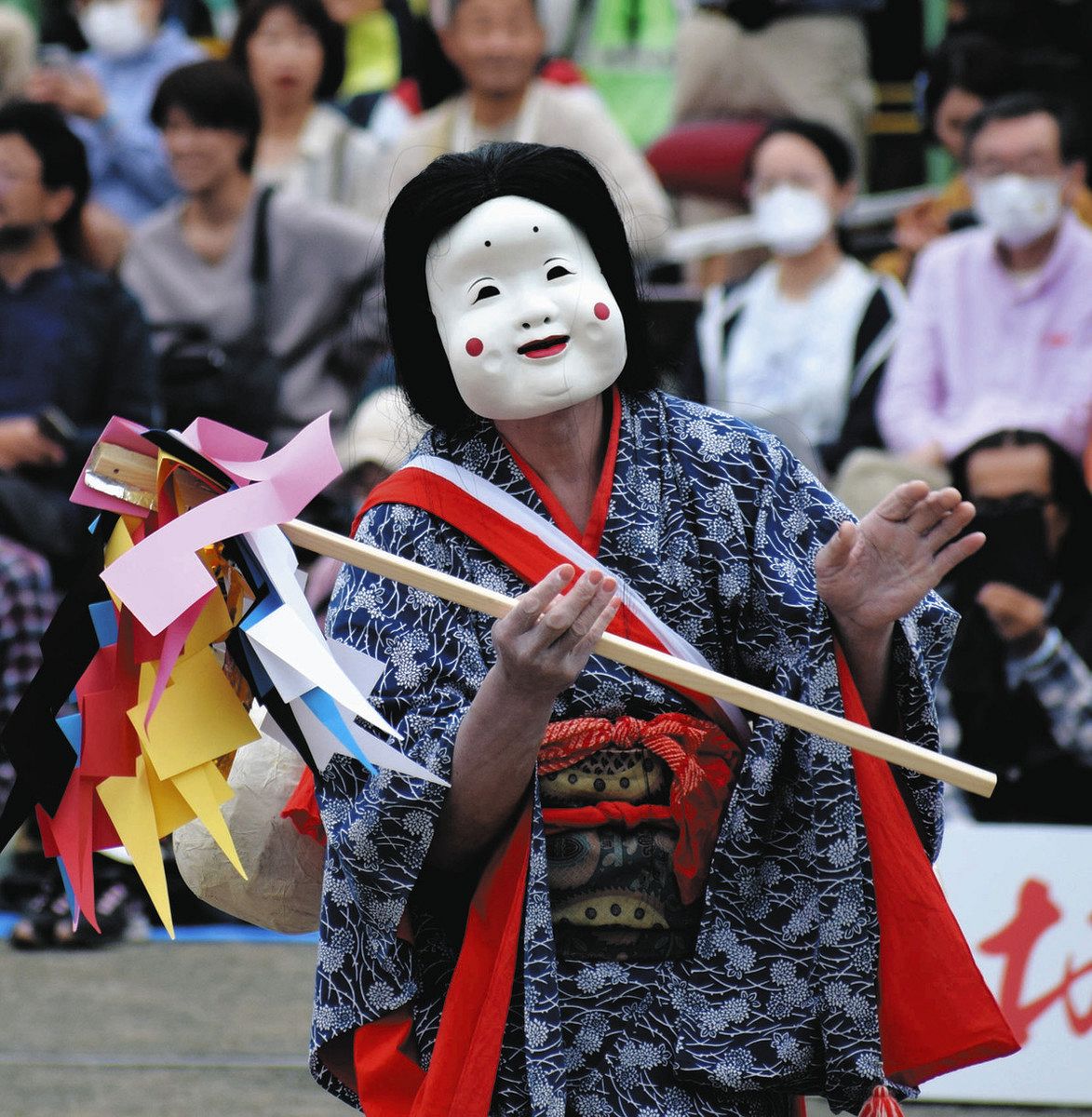 天狗やおかめ、88人11演目で奇抜な行進… 6年ぶり「山北のお峰入り」 来場者「自然と音色 心洗われる」：東京新聞 TOKYO Web