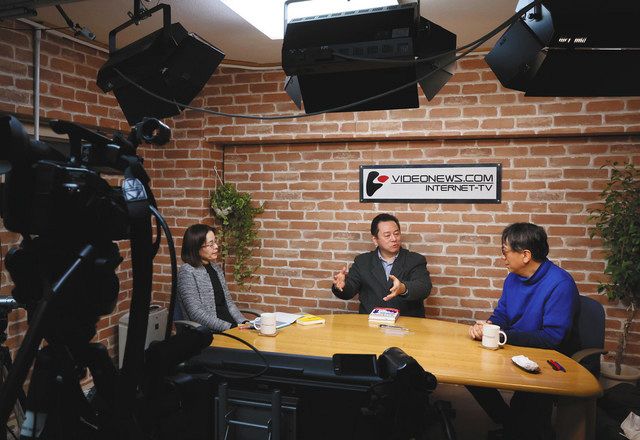 「マル激トーク」の収録の様子。（左から）ジャーナリストの迫田朋子さん、神保哲生さん、都立大の宮台真司教授が議論を展開した＝東京都品川区で
