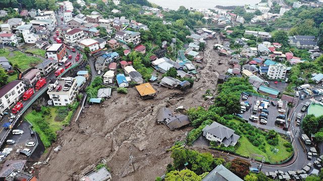 多くの家屋をのみ込み海まで達した土石流＝７月４日、熱海市伊豆山で（ドローンで撮影）