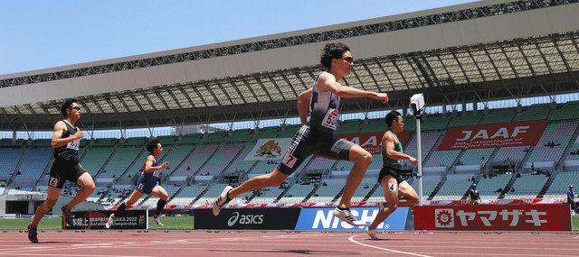 日本選手権デフ男子100メートル　トラックを駆け抜ける山田真樹（中）と佐々木琢磨（右）＝いずれも12日、ヤンマースタジアム長居で