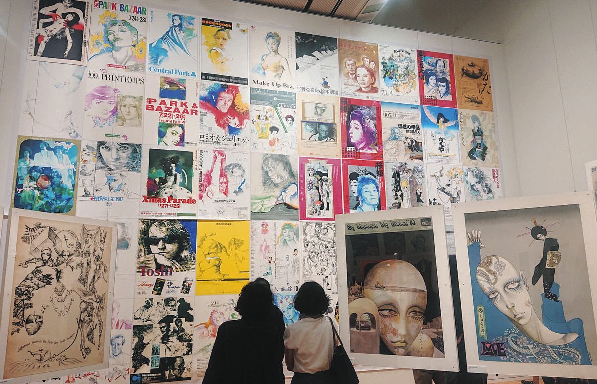 これまで手掛けたポスターがずらりと並ぶ個展会場＝東京都新宿区の東京オペラシティアートギャラリーで