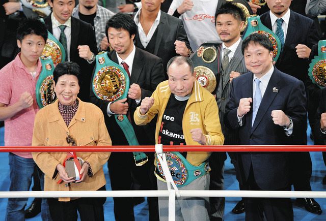 「ボクシングの日」ファン感謝イベントで、WBC名誉チャンピオンベルトを着けてポーズを取る袴田巌さん（前列中央）。同左は姉ひで子さん＝14年、東京都文京区の後楽園ホールで＝2014年5月、東京都文京区の後楽園ホールで