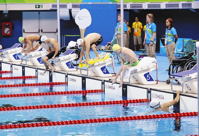 リオデジャネイロ・パラリンピック競泳男子１００メートル平泳ぎでスタートする多様な障害の選手ら。クラス分けで公平な戦いを実現している＝２０１６年９月（共同）