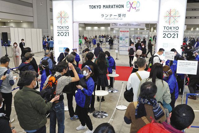 ランナー受け付けの前に検温などを行う東京マラソンの参加者＝３日、東京都江東区の東京ビッグサイトで