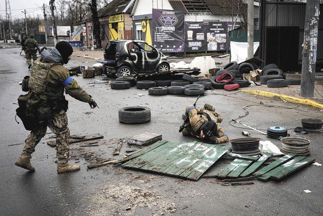 キーウ近郊ブチャで、ロシア軍が去った後、仕掛け爆弾がないか慎重に探るウクライナ兵（AP）