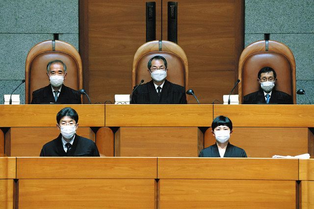 最高裁裁判官の国民審査に在外投票ができないのは違憲との判決を下した最高裁大法廷＝2022年5月