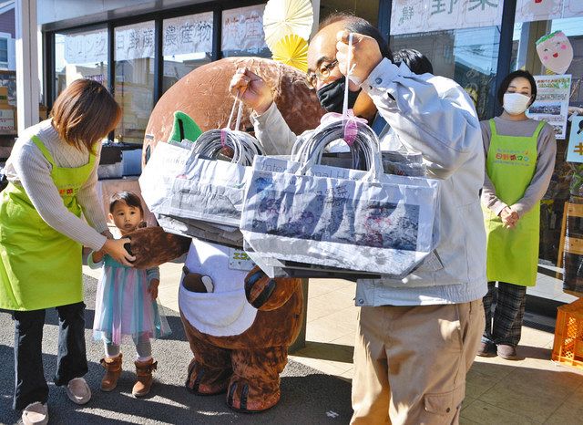 古新聞でエコバッグ400個 小学生ら製作、直売所に寄贈 日野のNPO