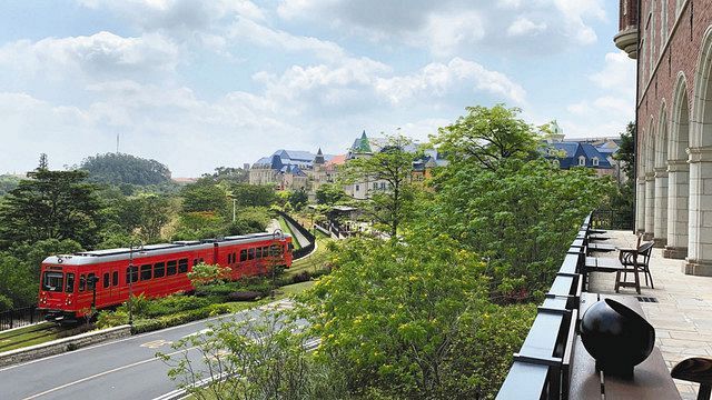 ４月２４日、広東省東莞市で、欧州の建築物が並び敷地内に列車が走るファーウェイの研究開発拠点