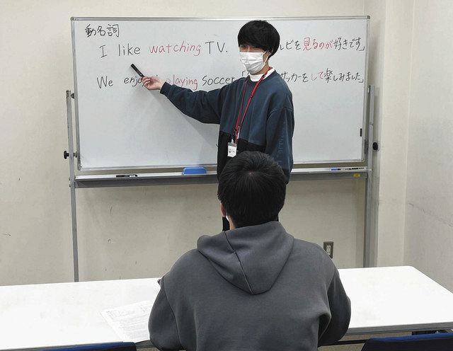 かわさき芽吹塾で勉強を教える吉沢さん＝今月、高津区で

