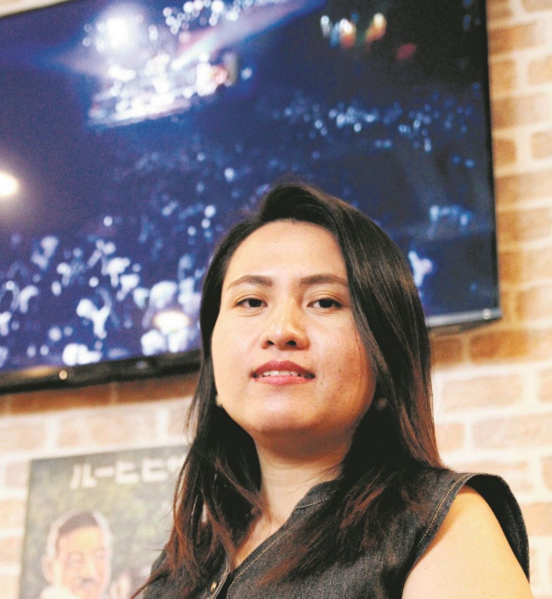 レーレールィンさんの店には大型スクリーンがあるが、ミャンマー代表の試合は流していないという＝東京・日暮里で