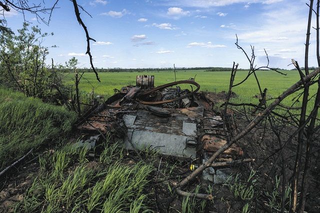 ウクライナ北東部ハルキウで破壊されたロシア軍の戦車（AP）