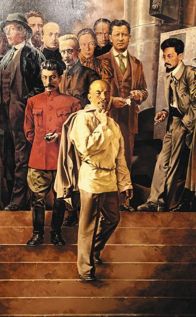 ロシア中央軍事博物館に展示されているソ連指導部の宣伝画。手前がレーニン、その背後がスターリン