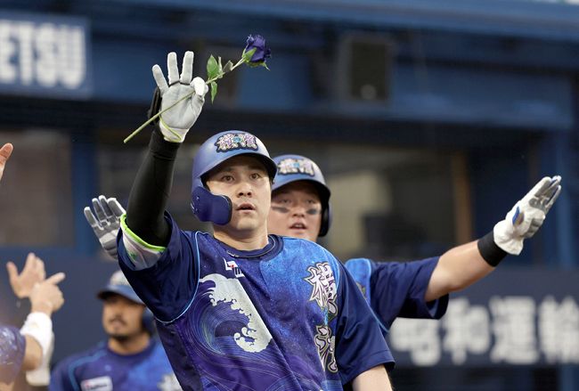 プロ野球 DeNAが特別ユニホームでプレイ：東京新聞デジタル