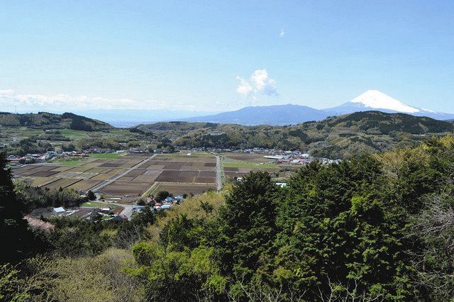 水が失われる苦境などをへて、酪農が盛んになった丹那盆地＝函南町で 