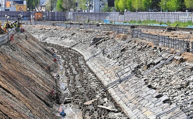 長く連なる石垣が良好な状態で見つかった高輪築堤。この部分は既に解体された＝昨年４月、東京都港区で