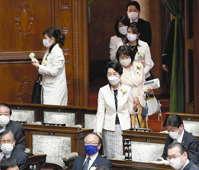 森喜朗氏の女性蔑視発言に抗議するため、白い服を着て衆院本会議に臨む野党議員員