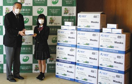 東京在住の中国籍女子高生らの呼び掛けで、西東京市に寄贈された２万枚のマスク＝西東京市役所で（市提供）