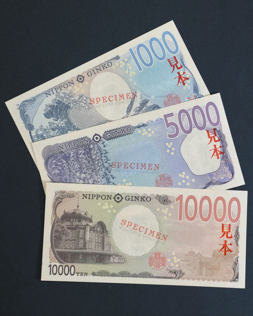 The reverse of the newly issued (from top) 1,000 yen, 5,000 yen, and 10,000 yen banknote samples