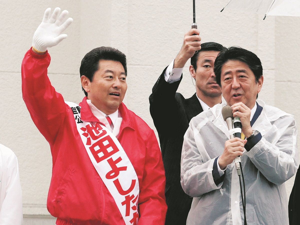 2017年の衆院選で、池田佳隆容疑者㊧の応援に駆け付けた安倍首相（当時）