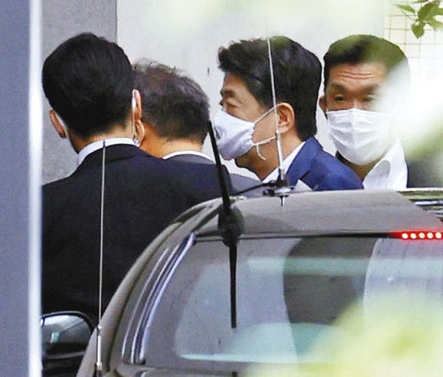 慶応大病院に入る安倍首相（右から２人目）＝２４日午前９時５６分、東京・信濃町で