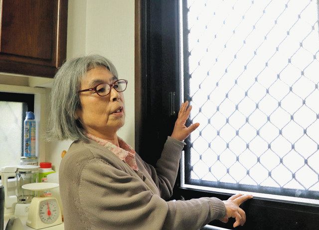 自宅の台所で「オスプレイが通ると、この窓がガタガタと揺れるんです」と後藤千恵子さん＝東京都八王子市で